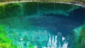 Photo illustrant un bassin d'eau turquoise pour la rubrique Les grandes missions de la police de l'eau.