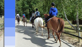 Photo de jeunes à cheval partant en randonnée illustrant la promotion et le développement du sport dans l'Yonne