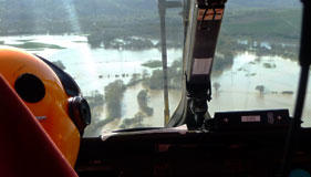 Photo d'une inondation vue d'un hélicoptère illustrant la rubrique gestion de crise des risques majeurs.