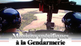 Photo de gendarmes en hélicoptère illustrant la rubrique des Missions spécifiques à la Gendarmerie.